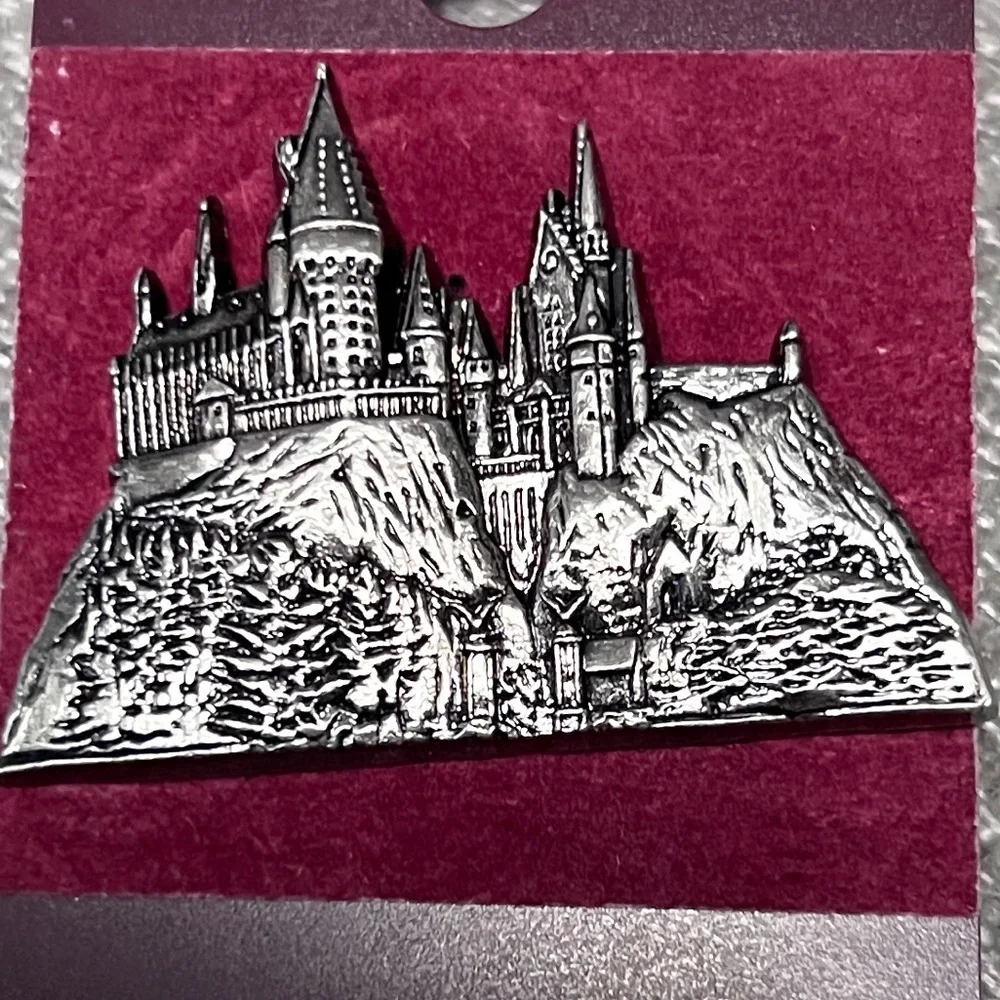 Universal collectible pin Hogwarts Castle Souvenir Pin silver tone metal
